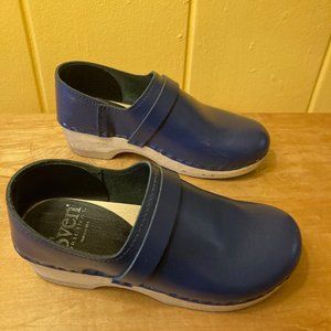 Sven Closed Back Clogs w/Strap